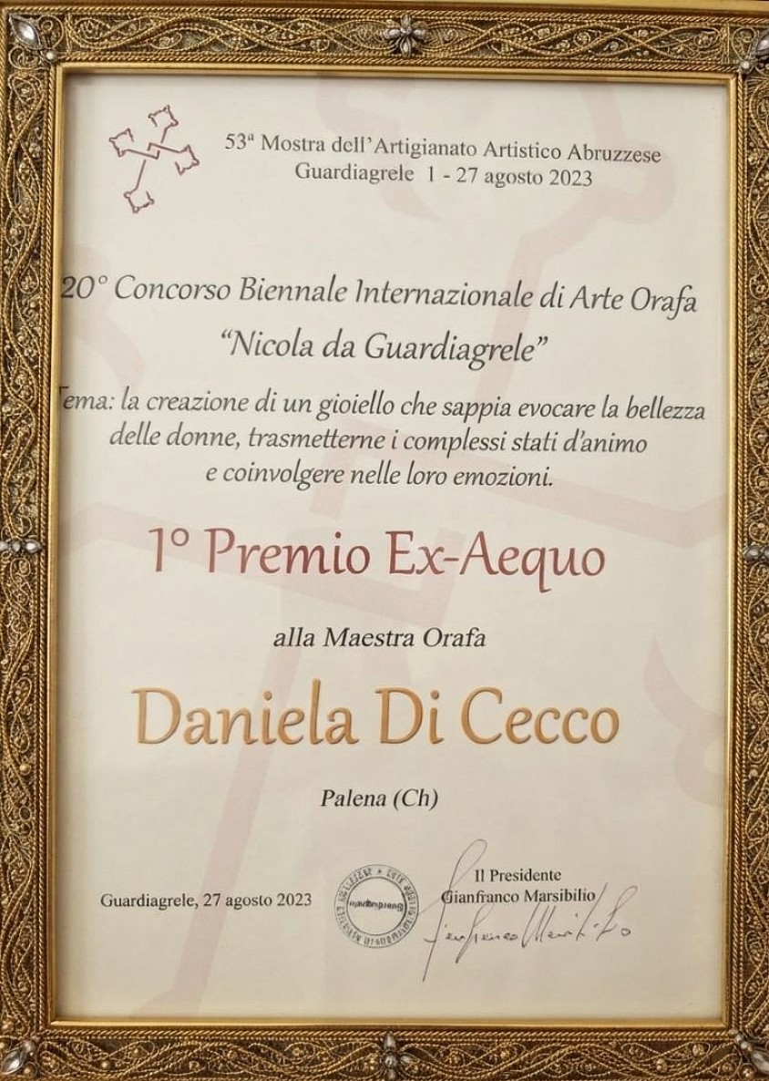 Primo Premio Ex Ecquo 20° Concorso Biennale Internazionale di Arte Orafa. Tema: la creazione di un gioiello che sappia evocare la bellezza delle donne , trasmettere i complessi stati d'animo e coinvolgere nelle loro emozioni.